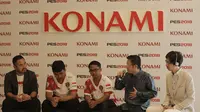 Dua atlet PES, Setia Widianto dan Elga Cahya Putra (tengah), pada sesi konferensi pers timnas PES Indonesia, Jumat (24/8/2018), di Jakarta.  (Bola.com / Reza Bachtiar)