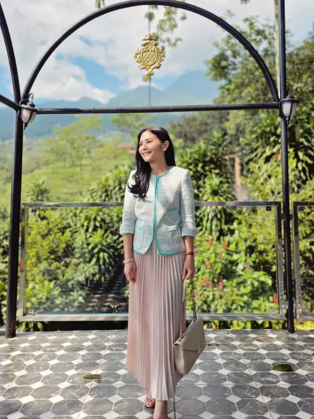 Gaya Berkelas Prilly Latuconsina Pakai Blazer