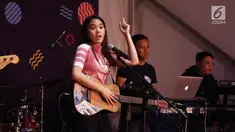 Penampilan penyanyi muda, Sheryl Sheinafia pada acara Vidio Fair 2.0 di Gandaria City, Jakarta, Sabtu (3/11). Selain Sheryl, musisi-musisi papan atas seperti Govinda, Andien dan GIGI juga akan tampil menghibur pengunjung. (Liputan6.com/Herman Zakharia)
