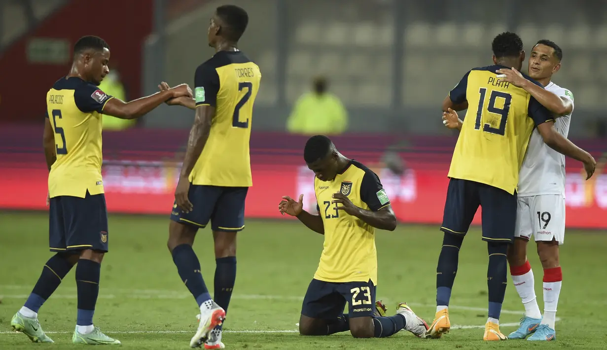 Hingga laga berakhir, skor 1-1 tetap bertahan. Meskipun tertunda, Ekuador masih memelihara peluang lolos langsng ke Qatar dengan menempati posisi ketiga klasmen dengan 25 poin. Sementara Peru juga masih punya peluang di posisi ke-5 dengan 21 poin. (AFP/Ernesto Benavides)