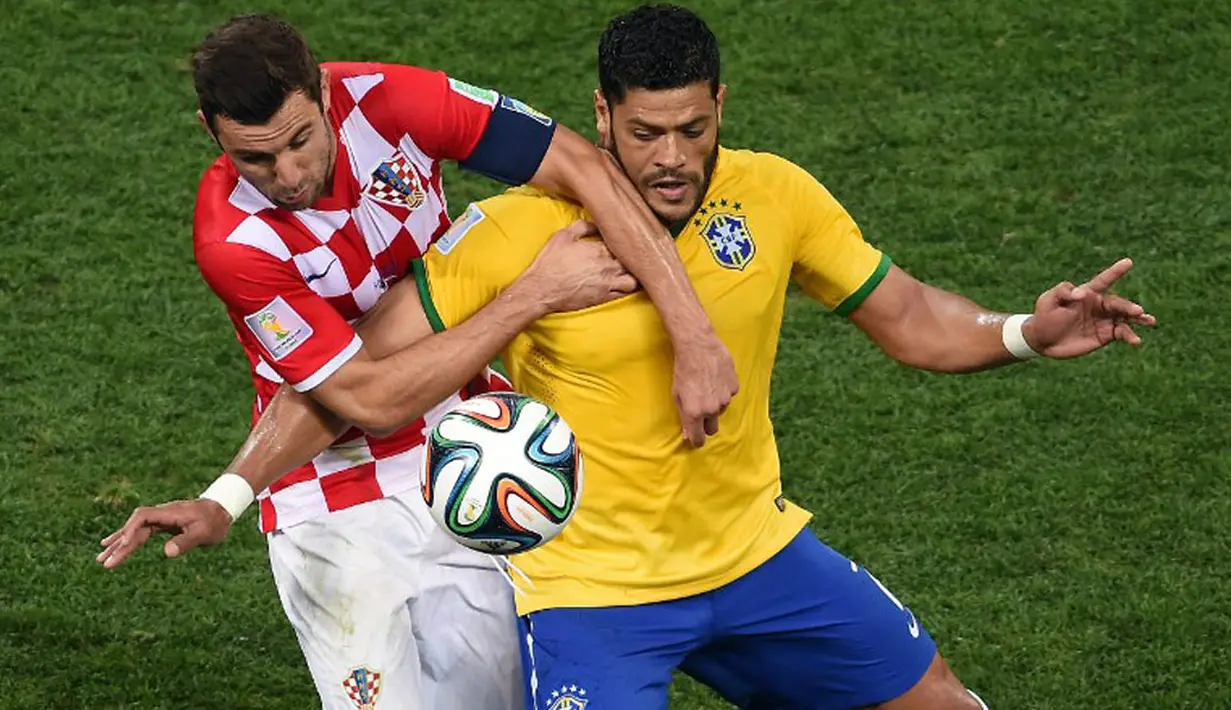 Gelandang Brasil, Hulk (kanan) berebut bola dengan pemain belakang Kroasia, Darijo Srna saat berlaga di Corinthians Arena, Sao Paolo, (13/6/2013). (AFP PHOTO/Pedro Ugarte)