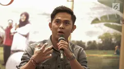 Penyanyi soundtrack film Guru Ngaji, Cakra Khan memberi keterangan saat jumpa pers di Jakarta, Senin (19/2). Dalam film ini, Cakra Khan menyanyikan soundtrack berjudul 'Jangan Mudah Putus Asa'. (Liputan6.com/Faizal Fanani)