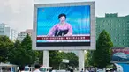 Siaran TV Korea Utara melaporkan tentang uji coba nuklir kelima, Pyongyang, Korea Utara, Jumat (9/9). Akibat ledakan ini mengakibatkan gempa berkekuatan 5 skala richter di Korea Utara. (REUTERS/Kyodo)
