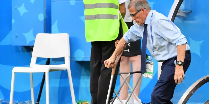 Dibantu Tongkat, Ini Pelatih Tertua di Piala Dunia 2018