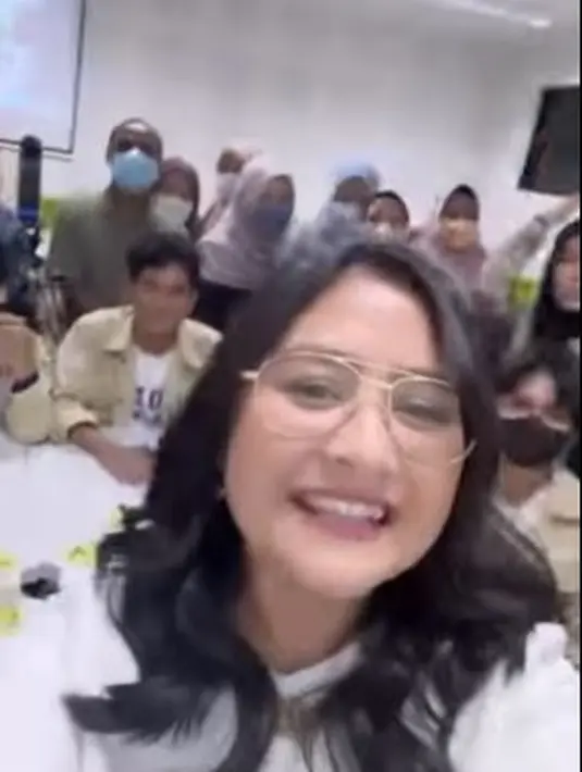 Di akhir pengajaran, pemilik kelub sepak bola Persikota Tangerang ini mengajak para mahasiswanya untuk foto bersama secara swafoto. (Foto: Instagram/@prillylatuconsina96)