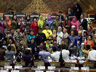 Anggota Dewan memakai baju adat daerah berfoto bersama usai mengikuti sidang paripurna ke-22 DPR di Gedung Nusantara II, Kompleks Parlemen, Senayan, Jakarta, Kamis (27/4). (Liputan6.com/Johan Tallo)