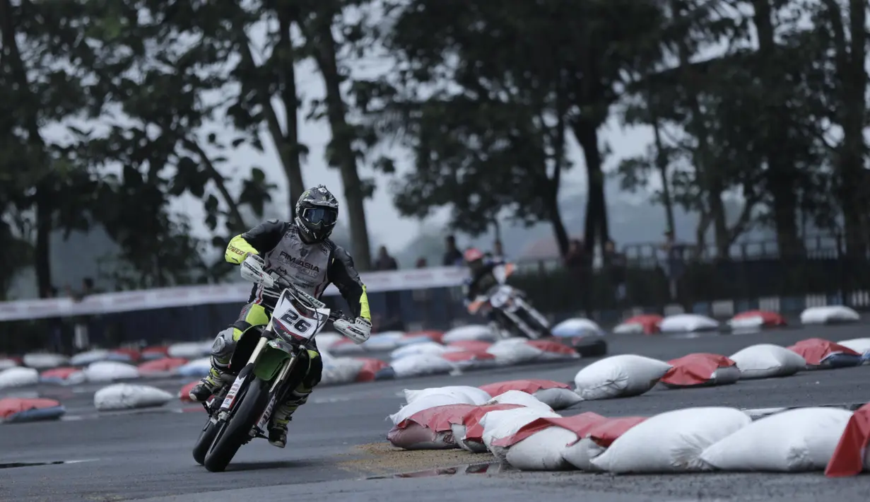 Natthapat Suksanwatt, pebalap asal Thailand berakselerasi pada ajang FIM Asia Supermoto 2016 di Kompleks Stadion Kanjuruhan, Malang, Sabtu (8/10/2016) (Bola.com/Reza Bachtiar)