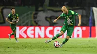 Pemain Persebaya Surabaya,&nbsp;Risto Mitrevski ketika bertanding melawan PSIM Surabaya&nbsp;pada BRI Super League 2025/2026 di Stadion Gelora Bung Tomo, Surabaya,&nbsp;Jumat (8/8/2025). (Bola.com/Abdul Aziz)