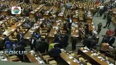 dalam voting yang dilakukan fraksi partai pendukung pemerintah menang telak sehingga RUU Pemilu harus disahkan.