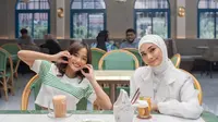 Putri Zulkifli Hasan bersama Abbie.