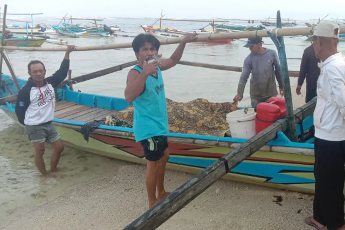 Tim SAR dibantu warga mengevakuasi jasad nelayan. Foto (Humas Tim SAR)