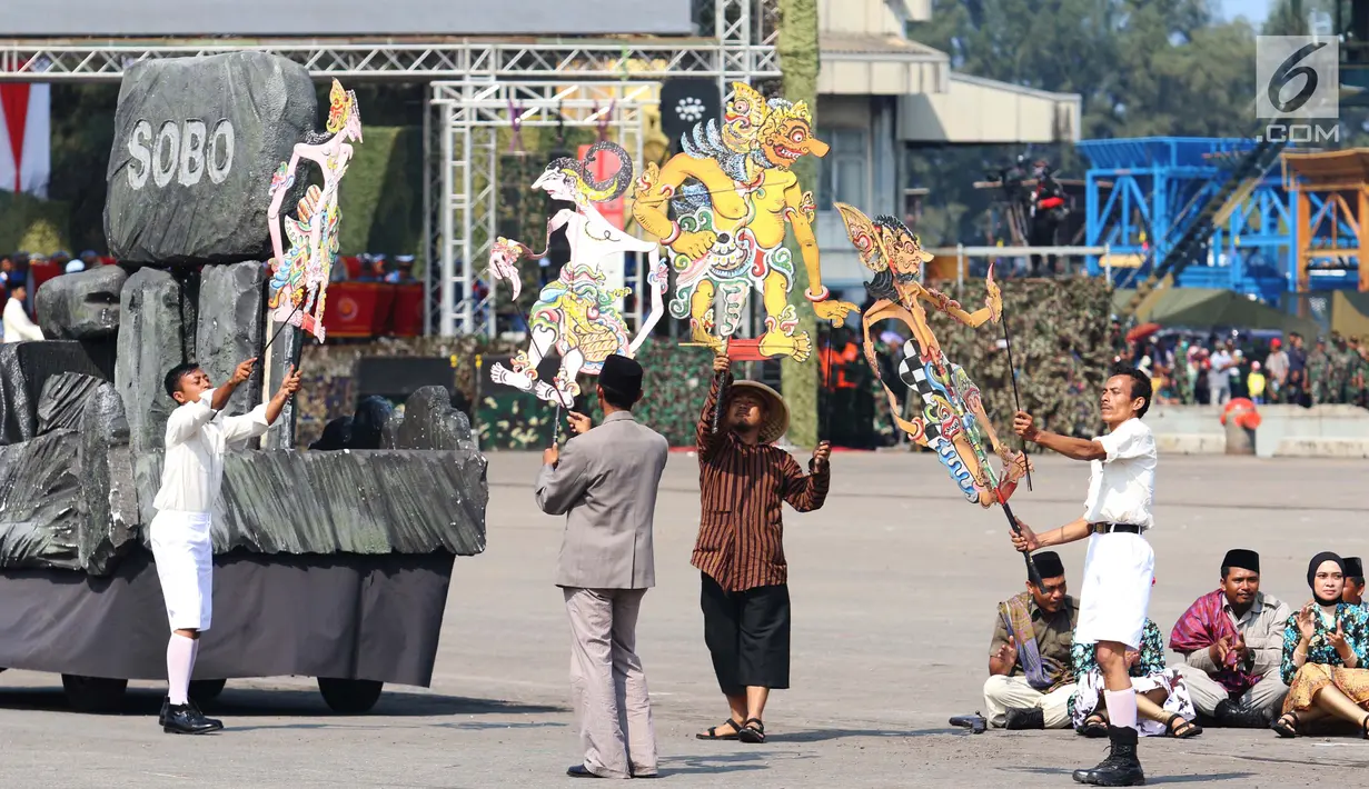 Para pemain menampilkan wayang saat membawakan teaterikal Jenderal Sudirman dalam geladi resik HUT TNI ke-72 di Cilegon, Banten, Selasa (3/10). (Liputan6.com/Angga Yuniar)
