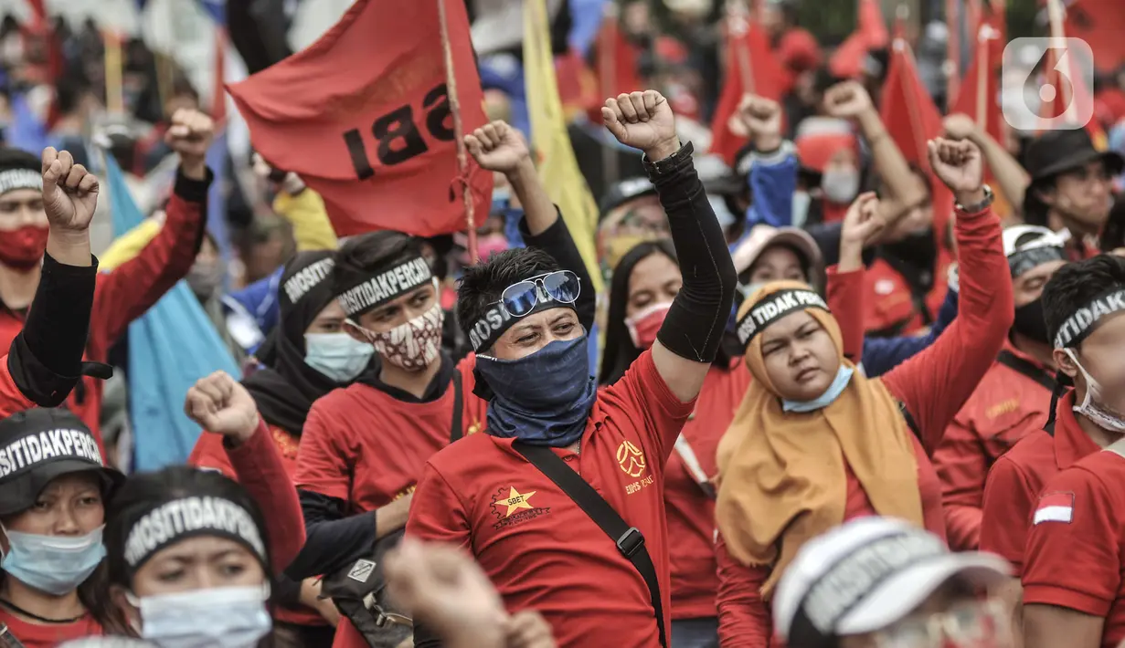 Massa buruh dari berbagai daerah menggelar longmarch saat unjuk rasa di kawasan Patung Kuda, Jakarta, Selasa (10/11/2020). (merdeka.com/Iqbal S. Nugroho)