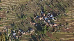 Foto dari udara memperlihatkan permukiman warga di area pegunungan, di Dhading, Nepal, Jumat (30/4/2015). Pasca-gempa 7,9 SR, kawasan pedalaman Nepal mulai disentuh tim penyelamatan dan bantuan makanan. (REUTERS/Danish Siddiqui)