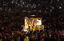 FOTO: Penampakan Lautan Manusia Berdesakan Arak Patung Yesus Black Nazarene di Filipina