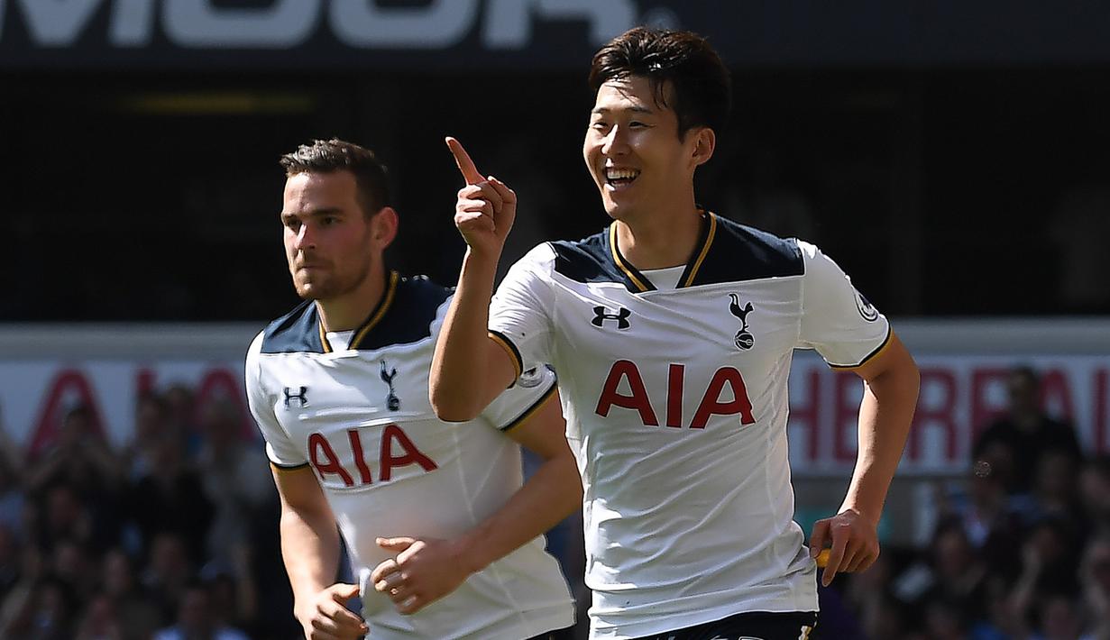 Pemain Tottenham Hotspur asal Korea Selatan,  Son Heung-Min merayakan golnya saat melawan Watford pada lanjutan Premier League pekan ke-32 di  White Hart Lane, London, (8/4/2017). Tottenham menang 4-0. (AFP/Justin Tallis)