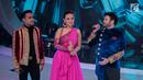 Pedangdut Ridho Rhoma (kanan) bersama Zaskia Gotik (tengah) dan Fildan (kiri) saat tampil dalam Indonesian Dangdut Awards 2018 di Jakarta, Jumat (12/10). Mereka membawakan lagu Koi Mil Gaya dan Tum Hi Ho. (Liputan6.com/Faizal Fanani)