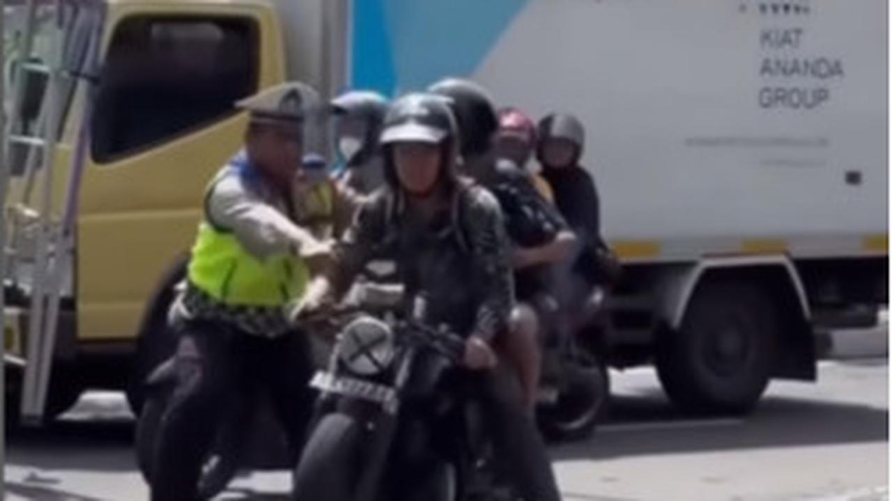 "Lokasi: arah SMP 2 Jogja," demikian dikutip dari keterangan video.