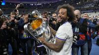 Trofi Liga Champions 2021/2022 menjadi gelar juara terakhir dari Marcelo untuk Real Madrid usai berhasil memenangkan laga final melawan Liverpool yang berlangsung di Stade de France, Minggu (29/5/2022) dinihari WIB. Los Blancos berhasil menang lewat satu-satunya gol yang dicetak oleh Vinicius Junior pada menit ke-59. (AP/Frank Augstein)