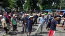 Aksi warga yang menghadang eksekusi lahan di kompleks TNI AL, Boulevard, Kelapa Gading, Jakarta, Rabu (14/1/2015). (Liputan6.com/Johan Tallo)