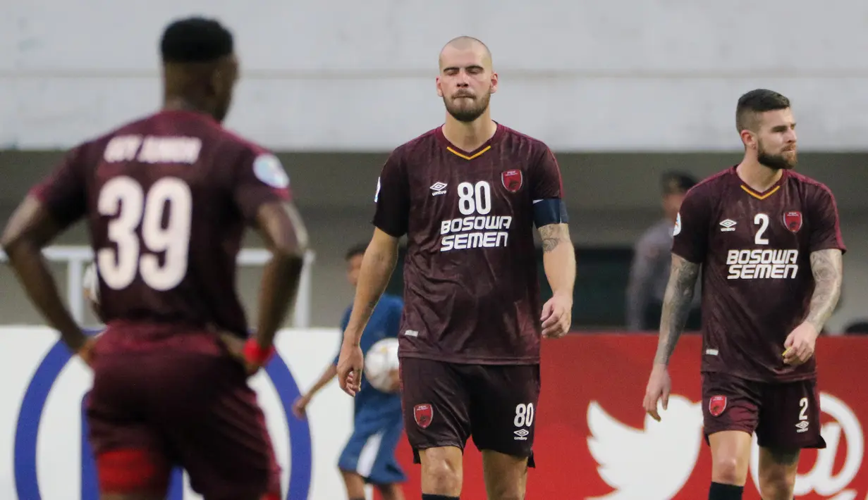 Pemain PSM Makassar tampak kecewa usai gagal lolos ke final Zona ASEAN Piala AFC 2019 meski menang atas Becamex Binh Duong di Stadion Pakansari, Rabu (26/6). PSM menang 2-1 atas Becamex Binh Duong. (Bola.com/M Iqbal Ichsan)