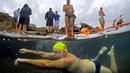  Seorang anggota klub renang Maroubra Winter Seals bersiap-siap menyelam di perairan dingin di Pantai Maroubra, Sydney, Australia, (19/7/2016). (Reuters/David Gray)