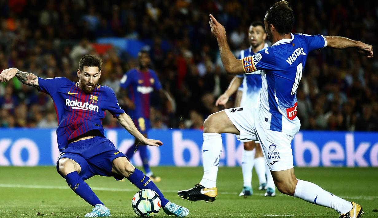 Bintang Barcelona, Lionel Messi, berusaha membobol gawang Espanyol pada laga La Liga Spanyol di Stadion Camp Nou, Katalonia, Sabtu (9/9/2017). Barcelona menang 5-0 atas Espanyol. (AP/Manu Fernandez)