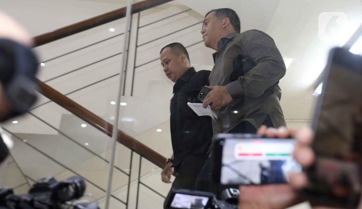 Wakil Menteri Imigrasi dan Pemasyarakatan, Silmy Karim (kanan) saat tiba di Gedung Merah Putih Komisi Pemberantasan Korupsi (KPK), Jakarta, Rabu (3/6/2026). (Liputan6.com/Helmi Fithriansyah)