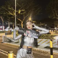 Regina Phoenix tampil totalitas saat fan meet  Lisa BLACKPINK di Singapura. [Foto: Instagram/ Reginaaphx]