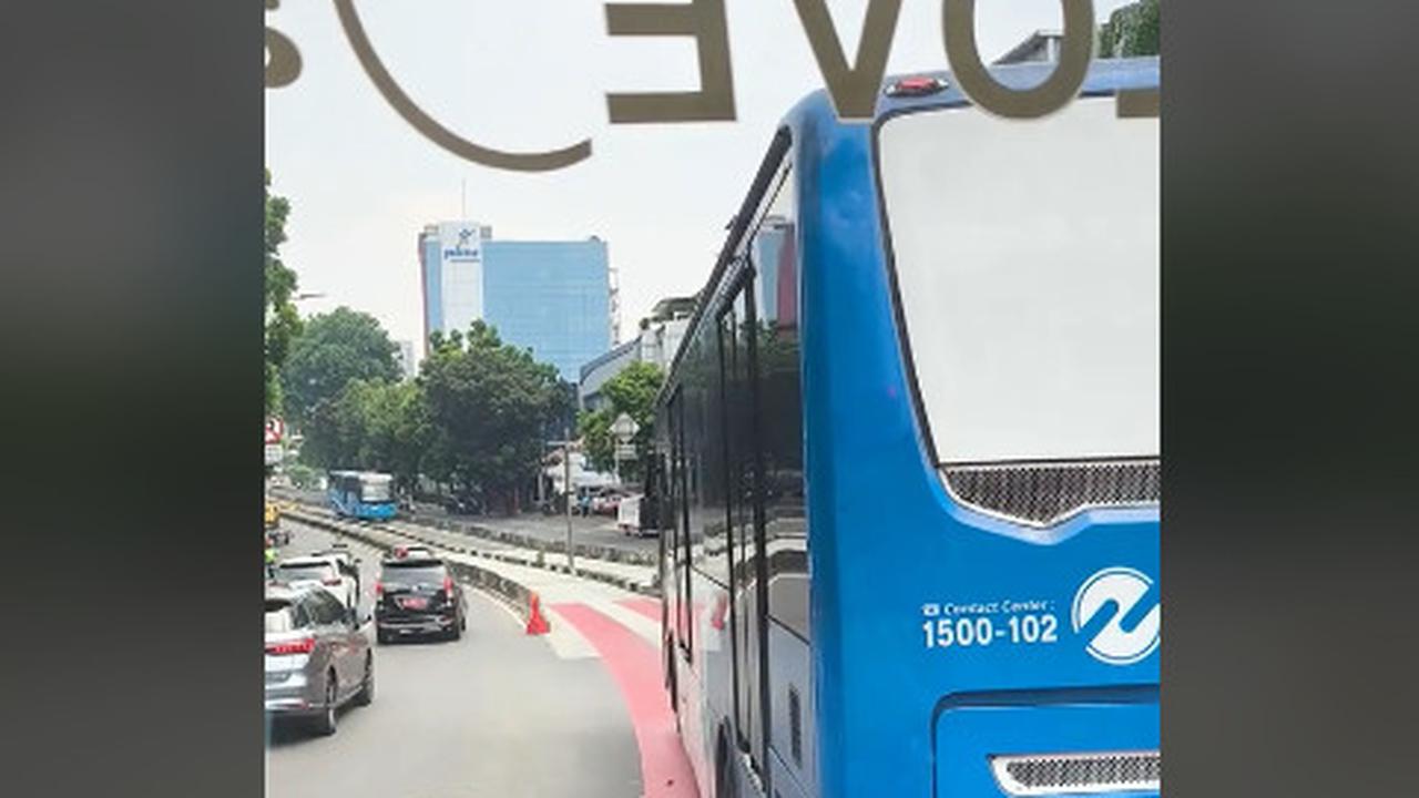 Mobil Damkar Lewat Jalur Busway, Bus TransJakarta di Depannya Langsung Mengalah