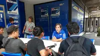 Davide Brivio saat diwawancara wartawan Indonesia di hospitality room Suzuki (Liputan6.com/Defri Saefullah)