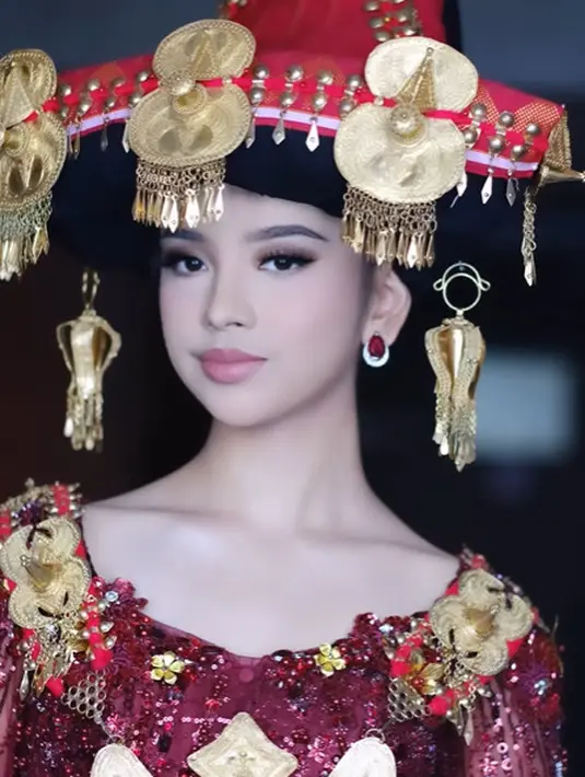 Penampilan Lyodra terlihat menyala dengan kebaya merah full payet kristal dari Lisa Ju [@slamwiyono]