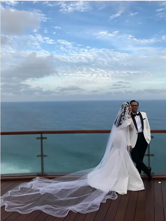 Sammy Simorangkir dan Viviane menikah Sabtu (22/7/2017) di Bali sekitar pukul 16.00 WITA. Pernikahan berlangsung tertutup dan hanya dihadiri keluarga, kerabat dan sahabat terdekat dari keduanya. (Instagram/@bubahalfian)