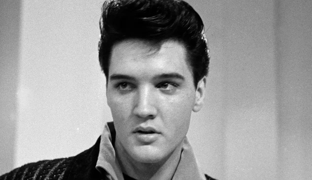 Raja Rock 'n Roll Elvis Presley mengaku pada masa kecilnya pernah bertemu dengan 'makhluk bercahaya dari planet biru'. Makhluk tersebut menunjukkan gambar dirinya di masa depan sebagai bintang panggung terkenal. (Fanpop)