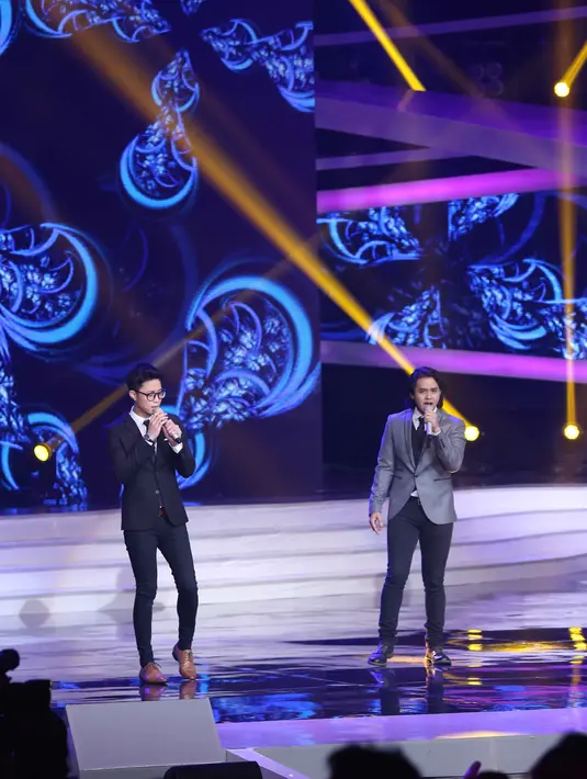 Yovie and Nuno membawakan lagunya yang sudah tidak asing lagi ditelinga para penonton yang hadir.  (Foto: Nurwahyunan/Bintang.com)