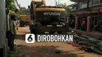 Pihak pemasang tembok beton datang menyaksikan pembongkaran.
