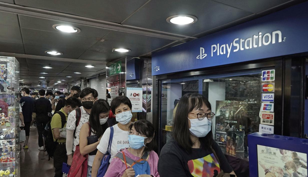 Penggemar game mengantre ikut pre-order game konsol Sony's PlayStation 5 (PS5) di toko retail Hong Kong, Jumat, (18/9/2020). (AP Photo/Kin Cheung)