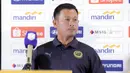 Pelatih Timnas Brunei Darussalam U-23 Aminuddin Jumat saat menghadiri sesi keterangan resmi jelang laga ASEAN U23 Championship 2025 di Stadion Utama Gelora Bung Karno, Jakarta pada Senin (14/7/2025). (Bola.com/Abdul Aziz)