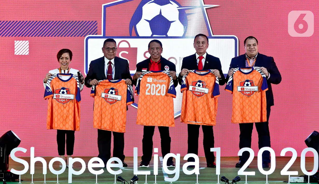 Menteri Pemuda dan Olahraga Zainudin Amali (tengah) dan Ketum PSSI Mochamad Iriawan memegang jersey saat Launcing Shopee Liga 1 2020 di Jakarta, Senin (24/2/2020). Shopee Liga 1 2020 yang berlangsung 29 Februari hingga 1 November 2020 itu diikuti 18 klub terbaik Indonesia. (Liputan6.com/Johan Tallo)