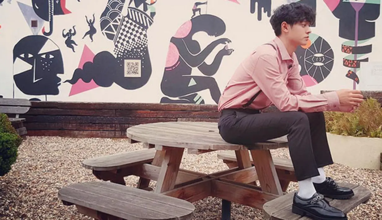 “Jung Joon Young kini sangat bersedih dan mengalami masa-masa yang sulit. Ia akan segera ke tempat peristirahatan terkahir mendiang Kim saat dirinya tiba di Korea,” ujar sumber. (Instagram/sun4finger)