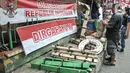 Warga memilih pernak-pernik untuk perayaan Hari Kemerdekaan ke-77 Republik Indonesia di Pasar Jatinegara, Jakarta Timur, Minggu (7/8/2022). Penjualan pernak-pernik perayaan 17 Agustus seperti bendera Merah Putih, alat perlombaan, dan berbagai hiasan Hari Kemerdekaan di Pasar Jatinegara mengalami peningkatan hingga 50 persen dibandingkan tahun lalu seiring meredanya penyebaran Covid-19. (merdeka.com/Iqbal S Nugroho)