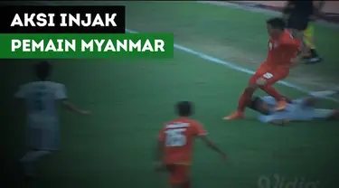 Aksi pemain Myanmar, Htet Phyoe Wai, menginjak dada bek Timnas Indonesia U-19, Samuel Christianson Simanjuntak.