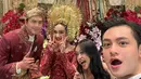 Tidak hanya berfoto dengan kawan-kawannya sesama tamu undangan, Randy juga menunjukkan foto barengnya dengan pasangan pengantin. Pada momen resepsi, Salsha dan Ohim memakai busana pengantin adat Minang. Randy pun ikut bahagia dengan pernikahan sang sahabat. (Liputan6.com/IG/@randymartinnn)