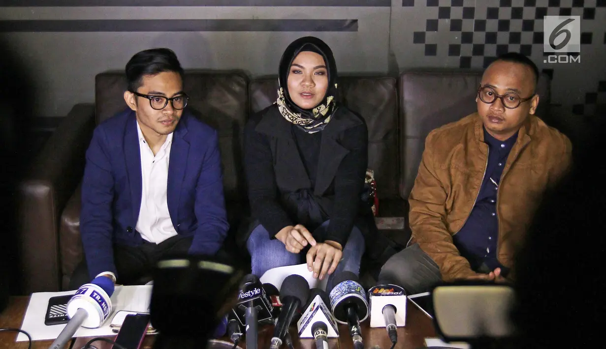 Istri Aldi Taher, Georgia Aisyah memberi keterangan soal gugat cerai ke Aldi Taher, Jakarta, Jumat (03/11). Georgia menjelaskan gugat cerainya karena dirinya tidak cocok sebelum Aldi kena kanker. (Liputan6.com/Herman Zakharia)