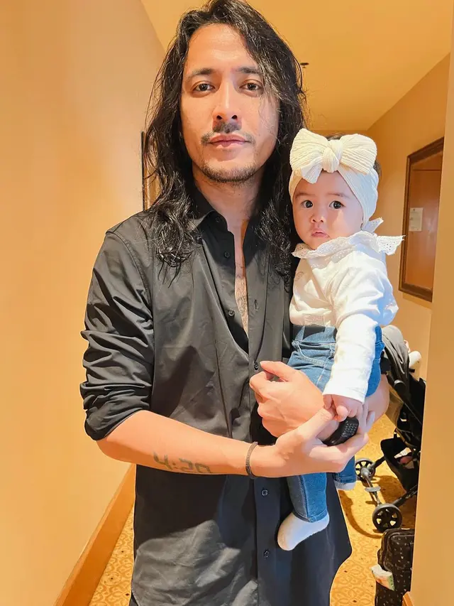 7 Potret Kebersamaan Marcello Tahitoe Bareng Buah Hati, Tampil Menggemaskan