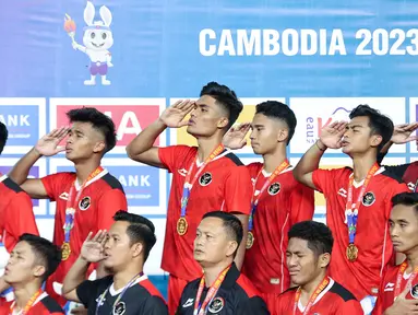 Sejumlah pemain dan ofisial Timnas Indonesia U-22 menyanyikan lagu kebangsaan Indonesia Raya setelah memenangkan laga final sepak bola SEA Games 2023 melawan Thailand di Olympic Stadium, Phnom Penh, Kamboja, Selasa (16/05/2023). (Bola.com/Abdul Aziz)