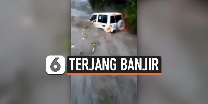 VIDEO: Pria Nekat Terjang Banjir, Istri dan Anak Tewas Terbawa Arus