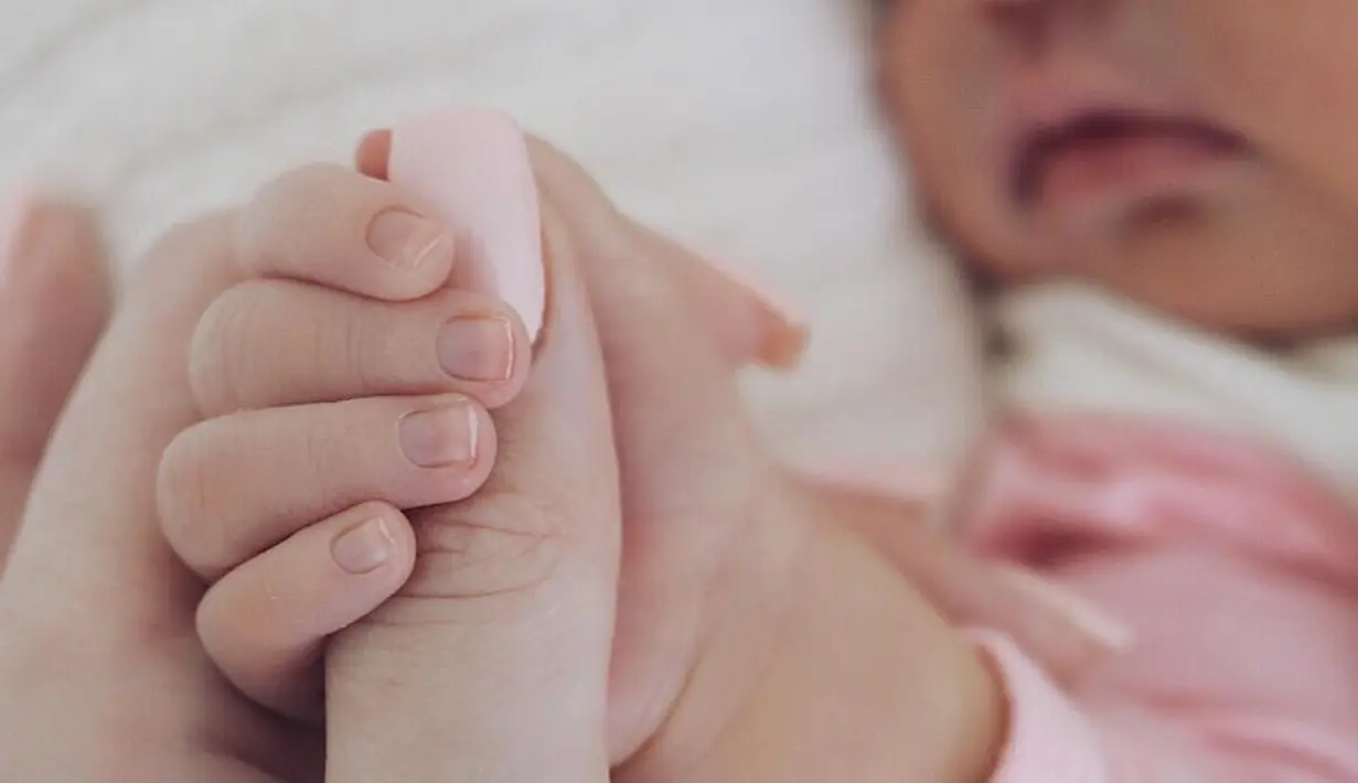 Lalu saat memperkenalkan nama sang anak, Kylie Jenner hanya menyebutkan mengunggah foto dirinya yang menggenggam tangan kecil Stormi dengan wajah sang anak yang tak terlalu jelas terlihat. (instagram/kyliejenner)