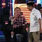 Basuki Tjahaja Purnama (Ahok) berusaha memisahkan Sylviana Murni dan Anies Baswedan saat Debat Pilgub DKI putaran kedua, Jakarta, Jumat (27/1). Kejadian tersebut membuat gelak tawa di ruang debat. (Liputan6.com/Faizal Fanani)