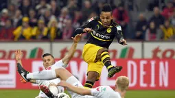 Pemain Dortmund, Pierre-Emerick Aubameyang (tengah) memimpin klasemen semetara topskor Bundesliga dengan total 16 gol hingga pekan ke-18. (EPA/Federico Gambarini)